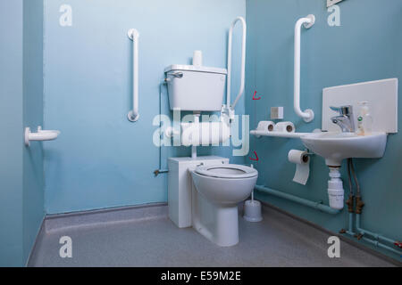 Lavabo et toilettes accessibles aux personnes handicapées, England, UK Banque D'Images