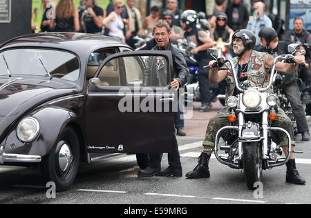 Hambourg, Allemagne. 24 juillet, 2014. Musicien Peter Maffay monte dans une Volkswagen Beatle historique à Hambourg, Allemagne, 24 juillet 2014. Maffay est à Hambourg pour tourner une vidéo musicale. Photo : AXEL HEIMKEN/dpa/Alamy Live News Banque D'Images