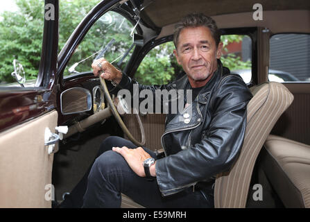 Hambourg, Allemagne. 24 juillet, 2014. Musicien Peter Maffay se trouve dans un quartier historique Volkswagen Beatle à Hambourg, Allemagne, 24 juillet 2014. Maffay est à Hambourg pour tourner une vidéo musicale. Photo : AXEL HEIMKEN/dpa/Alamy Live News Banque D'Images