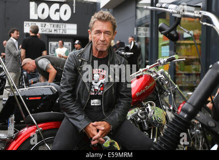 Hambourg, Allemagne. 24 juillet, 2014. Peter Maffay musicien est assis sur une moto devant un club de musique 'LOGO' à Hambourg, Allemagne, 24 juillet 2014. Maffay est à Hambourg pour tourner une vidéo musicale. Photo : AXEL HEIMKEN/dpa/Alamy Live News Banque D'Images