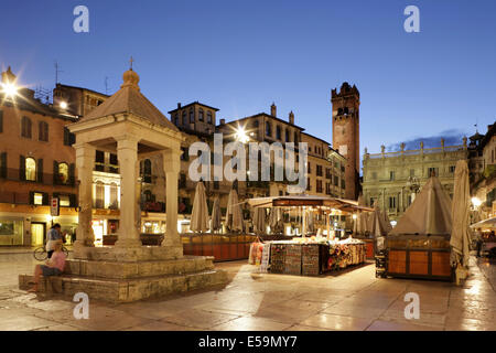 Piazza delle Erbe, Vérone, Italie, avec la Torre del Gardello en arrière-plan. Banque D'Images