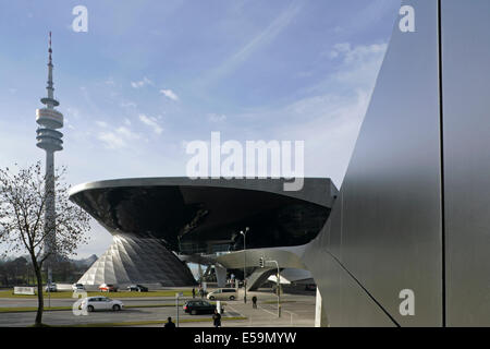 L'Olympiaturm ou Tour Olympique, l'Olympiapark, et le BMW-Welt ou BMW World, Munich, Allemagne. Banque D'Images