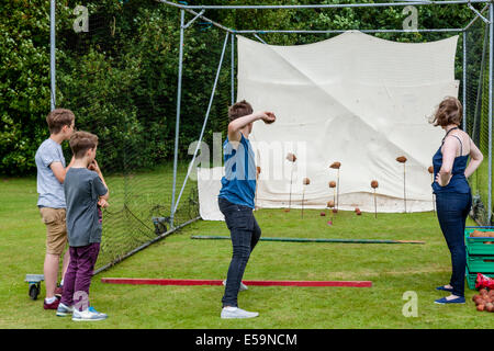 Coconut Shy, Withyham Fête du Village, Sussex, Angleterre Banque D'Images