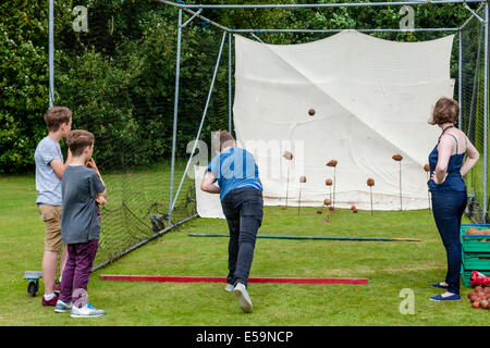 Coconut Shy, Withyham Fête du Village, Sussex, Angleterre Banque D'Images