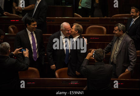 (140724) -- JÉRUSALEM, 24 juillet 2014 (Xinhua) -- File photo prise le 10 juin 2014 montre que Reuven Rivlin (3L) est accueilli après avoir déposer son bulletin, à la Knesset (parlement israélien) à Jérusalem. Législateur israélien Reuven Rivlin a prêté serment en tant que dixième président d'Israël le 24 juillet, le renforcement du rôle rempli par Shimon Peres au cours des sept dernières années. Rivlin a été assermenté à la Knesset israélienne dans une session extraordinaire, assisté par les législateurs israéliens, d'anciens politiciens, des ambassadeurs, le chef de la police et de la Cour suprême, les maires des communautés du sud à proximité de la bande de Gaza et d'autres di Banque D'Images