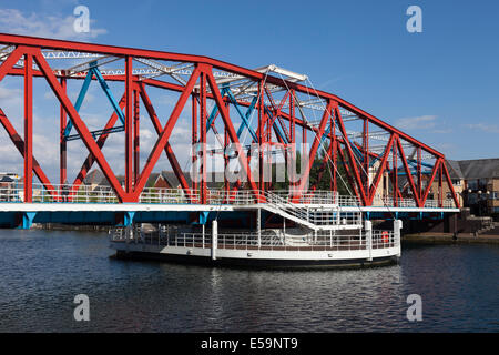 Passerelle de fer rouge, Salford Quays, Manchester, Angleterre Banque D'Images