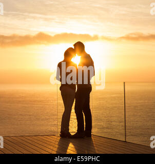 Silhouette de couple au coucher du soleil sur l'océan Banque D'Images