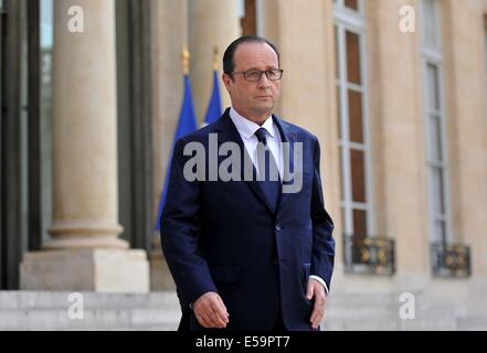 Paris, France. 24 juillet, 2014. Le Président français François Hollande prononce un discours à l'Elysée à Paris, France, le 24 juillet 2014. Les éléments fournis ont suggéré que les disparus Air Algerie avion s'était écrasé en survolant le Mali, le Président français François Hollande a déclaré jeudi, en promettant la pleine mobilisation des moyens militaires pour localiser l'aéronef MD-83. Crédit : Chen Xiaowei/Xinhua/Alamy Live News Banque D'Images