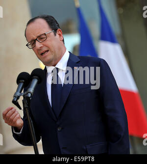 Paris, France. 24 juillet, 2014. Le Président français François Hollande prononce un discours à l'Elysée à Paris, France, le 24 juillet 2014. Les éléments fournis ont suggéré que les disparus Air Algerie avion s'était écrasé en survolant le Mali, le Président français François Hollande a déclaré jeudi, en promettant la pleine mobilisation des moyens militaires pour localiser l'aéronef MD-83. Crédit : Chen Xiaowei/Xinhua/Alamy Live News Banque D'Images