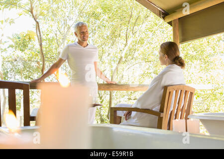 Couple talking sur balcon rustique Banque D'Images