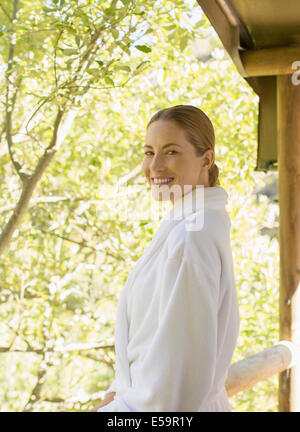 Femme portant un peignoir sur balcon Banque D'Images