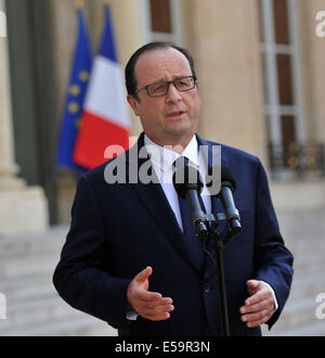 Paris, France. 24 juillet, 2014. Le Président français François Hollande prononce un discours à l'Elysée à Paris, France, le 24 juillet 2014. Les éléments fournis ont suggéré que les disparus Air Algerie avion s'était écrasé en survolant le Mali, le Président français François Hollande a déclaré jeudi, en promettant la pleine mobilisation des moyens militaires pour localiser l'aéronef MD-83. Crédit : Chen Xiaowei/Xinhua/Alamy Live News Banque D'Images