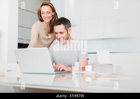Couple à la table du petit déjeuner Banque D'Images