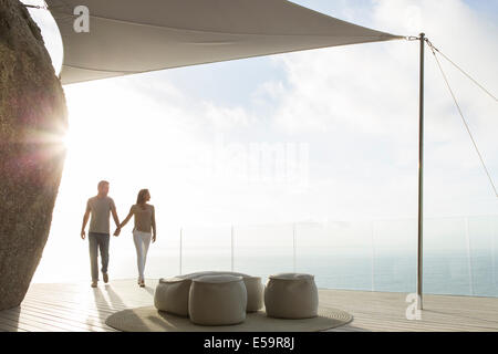 Couple holding hands on balcon moderne Banque D'Images