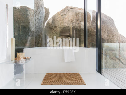 Baignoire et des murs de verre dans la salle de bains moderne Banque D'Images