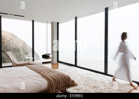 Blurred view of woman wearing peignoir dans la chambre Banque D'Images