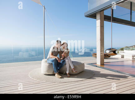 Couple sur balcon moderne Banque D'Images