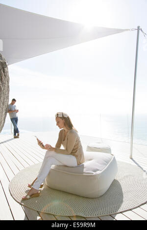 Woman using digital tablet sur balcon moderne