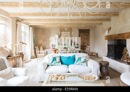 Salon et salle à manger dans la chambre rustique Banque D'Images