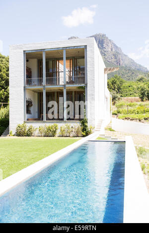 Maison moderne avec piscine dans un paysage rural Banque D'Images