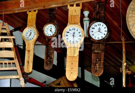 JIE ZI, VILLE ANCIENNE, Chine : un magasin d'artisanat en bois géant affiche des montres sur rue Jiangcheng Banque D'Images