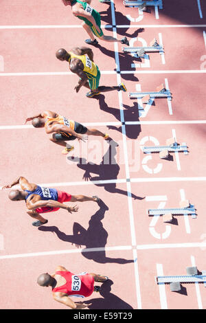 Sprinters décollant de blocs de départ sur la voie Banque D'Images