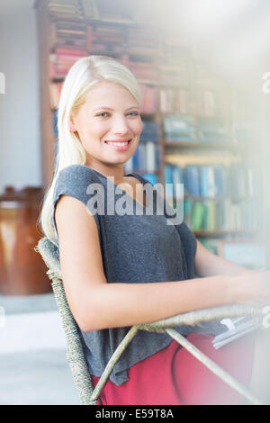 Woman smiling in armchair Banque D'Images