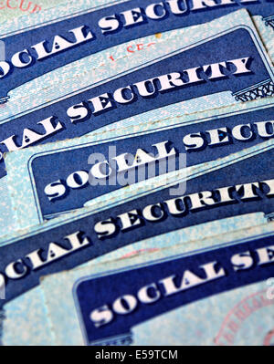 Closeup détail de plusieurs cartes de sécurité sociale et de retraite finances représentant Banque D'Images