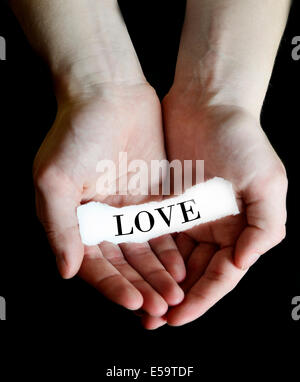 Personne hands cupping message papier pour l'amour Banque D'Images