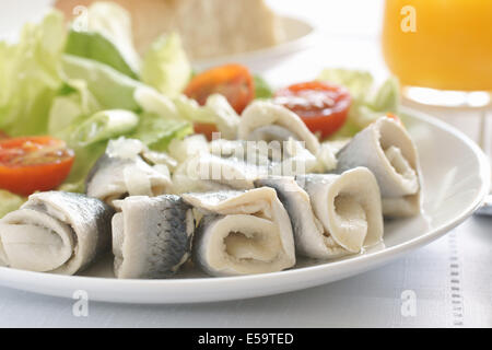 Filets de harengs marinés ou Rollmops servi avec une salade de fruits de mer populaires en Europe du Nord Banque D'Images