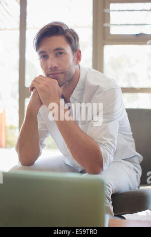 Man resting chin en mains Banque D'Images