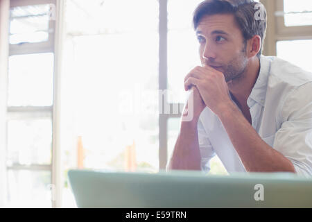 L'homme assis à coffre