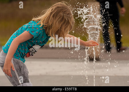 Jouant dans l'eau des fontaines Banque D'Images