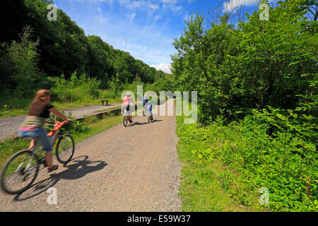 Une famille à vélo sur les sentiers par Upperdale Monsal, Derbyshire, Peak District National Park, Angleterre, Royaume-Uni. Banque D'Images