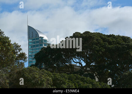 Le Sentinel, un gratte-ciel résidentiel de luxe à Takapuna vu du Takapuna Beach, Auckland, Nouvelle-Zélande Banque D'Images