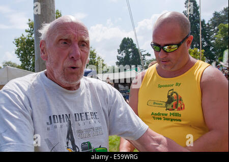 Llanelwedd, UK. 23 juillet 2014. 81-year-old George Tipping de Liverpool après avoir gravi les 100 pieds (30,48 mètres) en pôle de la sylviculture. Un nombre record de visiteurs de plus de 240 000 sont attendus cette semaine au cours des quatre jours de l'Europe, plus grand salon de l'agriculture. Classes de bétail et prix spéciaux ont attiré plus de 8 000 entrées, 670 de plus que l'année dernière. Le tout premier Royal Welsh Show était à Aberystwyth en 1904 et a attiré 442 entrées de l'élevage. Credit : Graham M. Lawrence/Alamy Live News. Banque D'Images