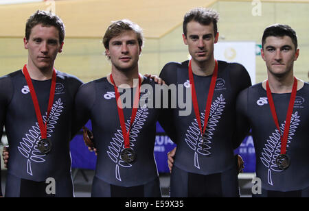 Glasgow, Ecosse. 24 juillet, 2014. Les Jeux du Commonwealth de Glasgow. Mens 400m Vélo de course poursuite par équipe remise de médaille du vélodrome Sir Chris Hoy. L'Australie a remporté l'or avec Jack, Borridge Edmondoson Luke Davison, Alex et Glenn O'Shea, l'Angleterre a gagné l'argent avec Steven Burke, Ed Clancy, Andy Tennant et Bradley Wiggins de bronze avec la Nouvelle-Zélande à Shane Archbold, Pieter Bulling, Dylan Kennett et Marc Ryan : Action Crédit Plus Sport/Alamy Live News Banque D'Images