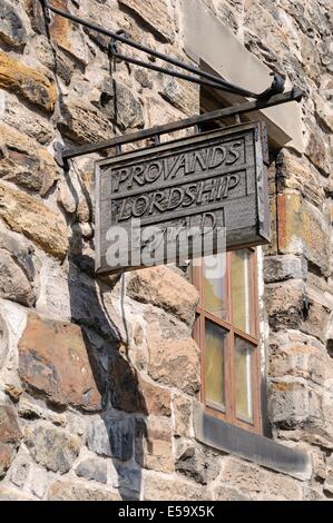 Signe suspendu au dessus de l'entrée 'Provands Lordship', la plus ancienne maison de Glasgow, Écosse, de AD 1471 Banque D'Images