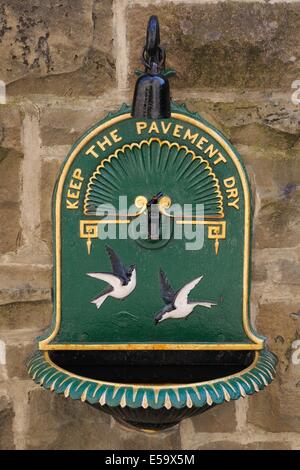 C'est un petit robinet potable situé dans le jardin Zen de la St Mungo museum de la vie religieuse et l'art. Banque D'Images