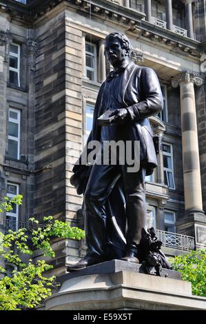 La statue de David Livingstone à l'avant du Glasgow Royal Infirmary, Ecosse Banque D'Images