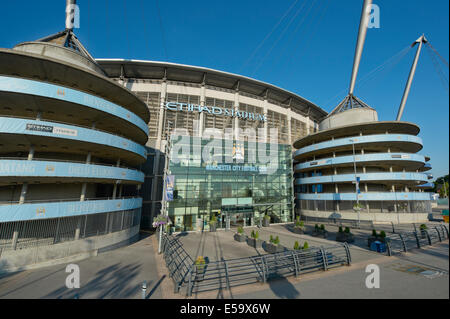 Une vue externe de l'Etihad Stadium, domicile du club de la Barclays Premier League Manchester City Football Club (usage éditorial uniquement). Banque D'Images