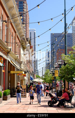 Denver, Colorado USA - 31 mai 2014. Shoppers promenade le long de Larimer Square à Denver, Colorado. Banque D'Images