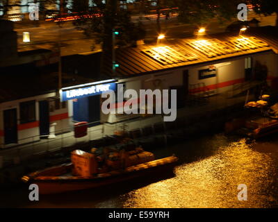 RNLI Tamise Waterloo Bridge, London UK RNLI Lifeboat Pier Waterloo Bridge bateaux de la RNLI on Thames Banque D'Images