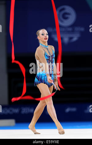 Glasgow, Ecosse. 24 juillet, 2014. Patricia Bezzoubenko du Canada livre concurrence au cours de la compétition de ruban de l'équipe définitive et des qualités de gymnastique rythmique à la Glasgow 2014 Jeux du Commonwealth à Glasgow, Ecosse, le 24 juillet 2014. Le Canada a remporté la médaille d'or avec un total de 141,450 points. Le Pays de Galles et la Malaisie a remporté la médaille d'argent et de bronze respectivement. © Han Yan/Xinhua/Alamy Vivre Nouveau crédit : Han Yan/Xinhua/Alamy Live News Banque D'Images