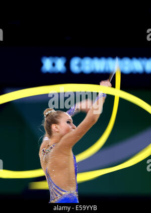 Glasgow, Ecosse. 24 juillet, 2014. Stephani Sherlock d'Angleterre au cours de la concurrence La concurrence ruban de l'équipe définitive et des qualités de gymnastique rythmique à la Glasgow 2014 Jeux du Commonwealth à Glasgow, Ecosse, le 24 juillet 2014. L'Angleterre a pris la quatrième place avec un total de 132,100 points. Credit : Han Yan/Xinhua/Alamy Live News Banque D'Images