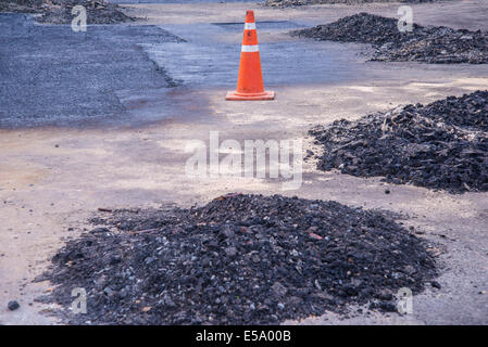 De l'asphalte sur la route en construction. Banque D'Images