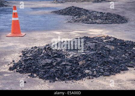 De l'asphalte sur la route en construction. Banque D'Images