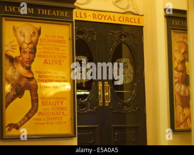 Lyceum Theatre de nuit montrant le Lion King au London Theatre Land , Disney adaptation Étape. Lyceum photographié à la nuit. Banque D'Images