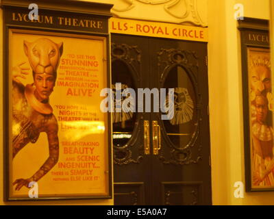 Lyceum Theatre de nuit montrant le Lion King au London Theatre Land , Disney adaptation Étape. Lyceum photographié à la nuit. Banque D'Images