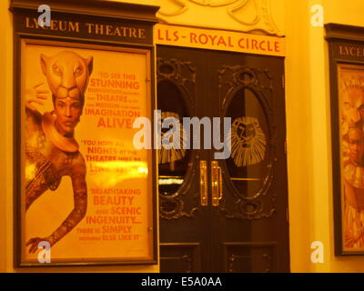 Lyceum Theatre de nuit montrant le Lion King au London Theatre Land , Disney adaptation Étape. Lyceum photographié à la nuit. Banque D'Images